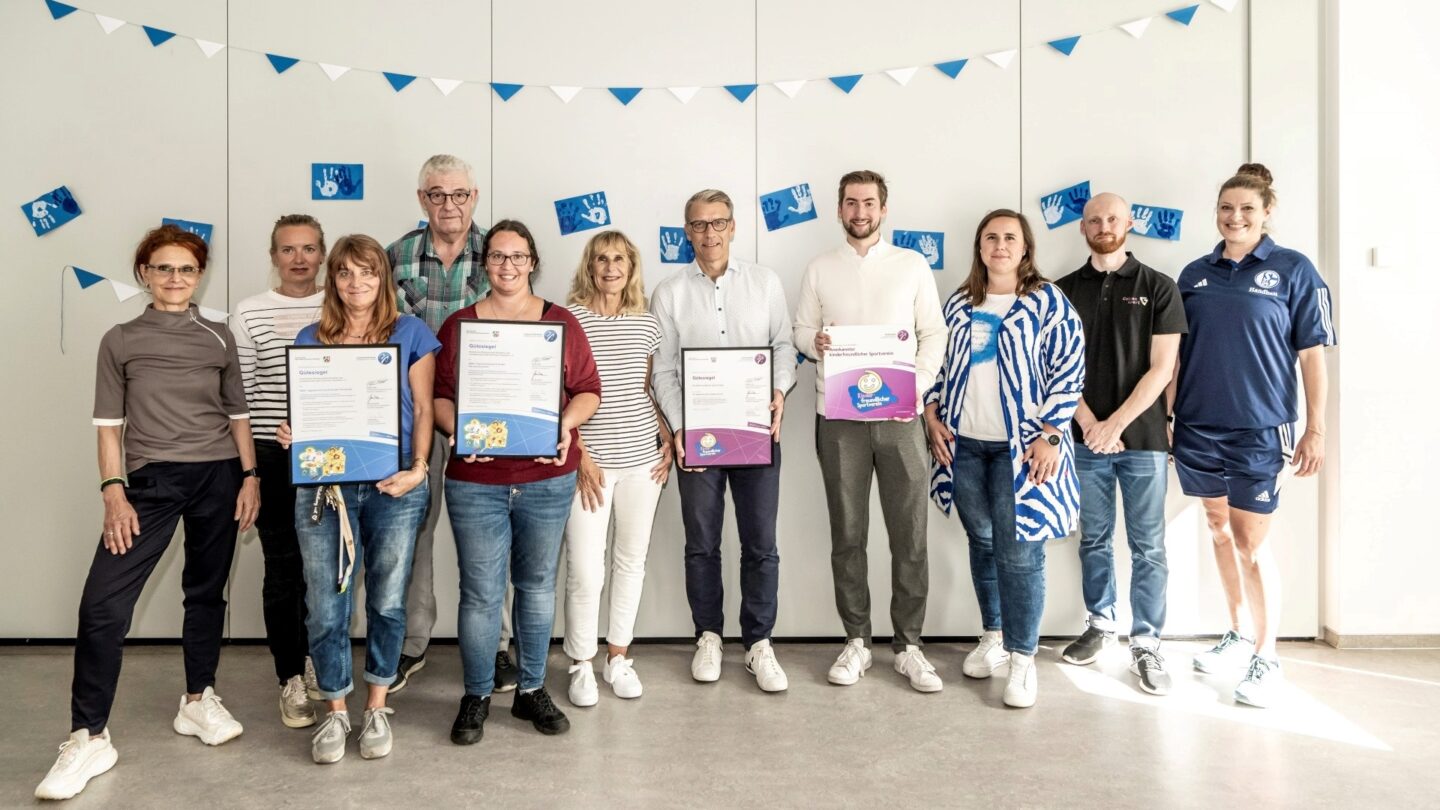 Königsblau ist mehr als nur Fußball – und genau aus diesem Grund hat der FC Schalke 04 am Weltkindertag am Mittwoch (20.9.) in der Städtischen Tageseinrichtung für Kinder Florastraße das Gütesiegel „kinderfreundlicher Sportverein“ überreicht bekommen. Die Plakette entgegen genommen hat Vorstandsmitglied Peter Knäbel.