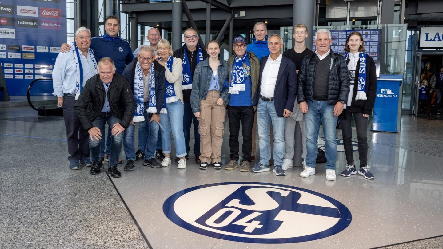 Reaktivierung der Ruhestätten Nachfahren historischer Schalke-Persönlichkeiten zu Gast