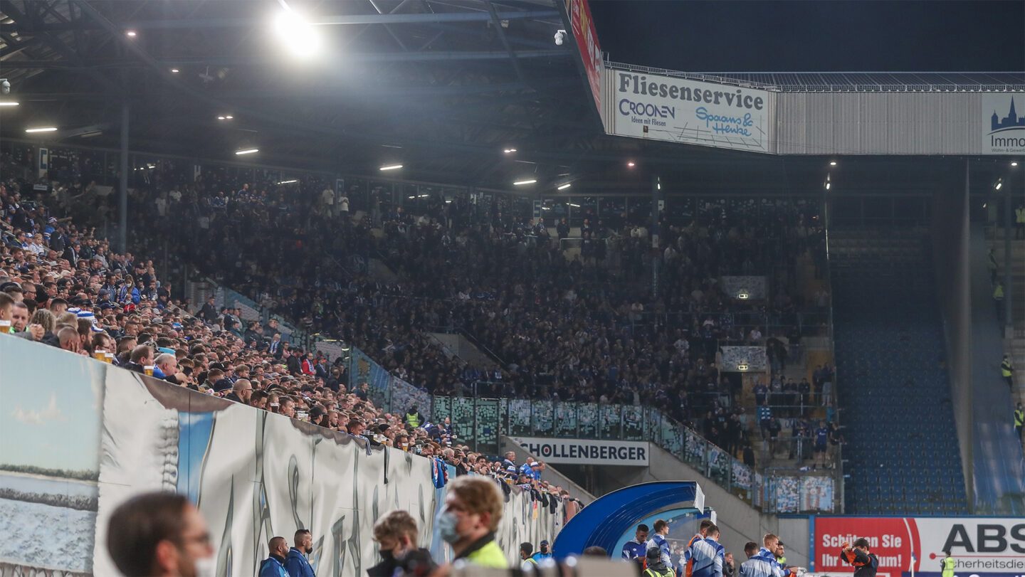 Schalker Gästeblock in Rostock