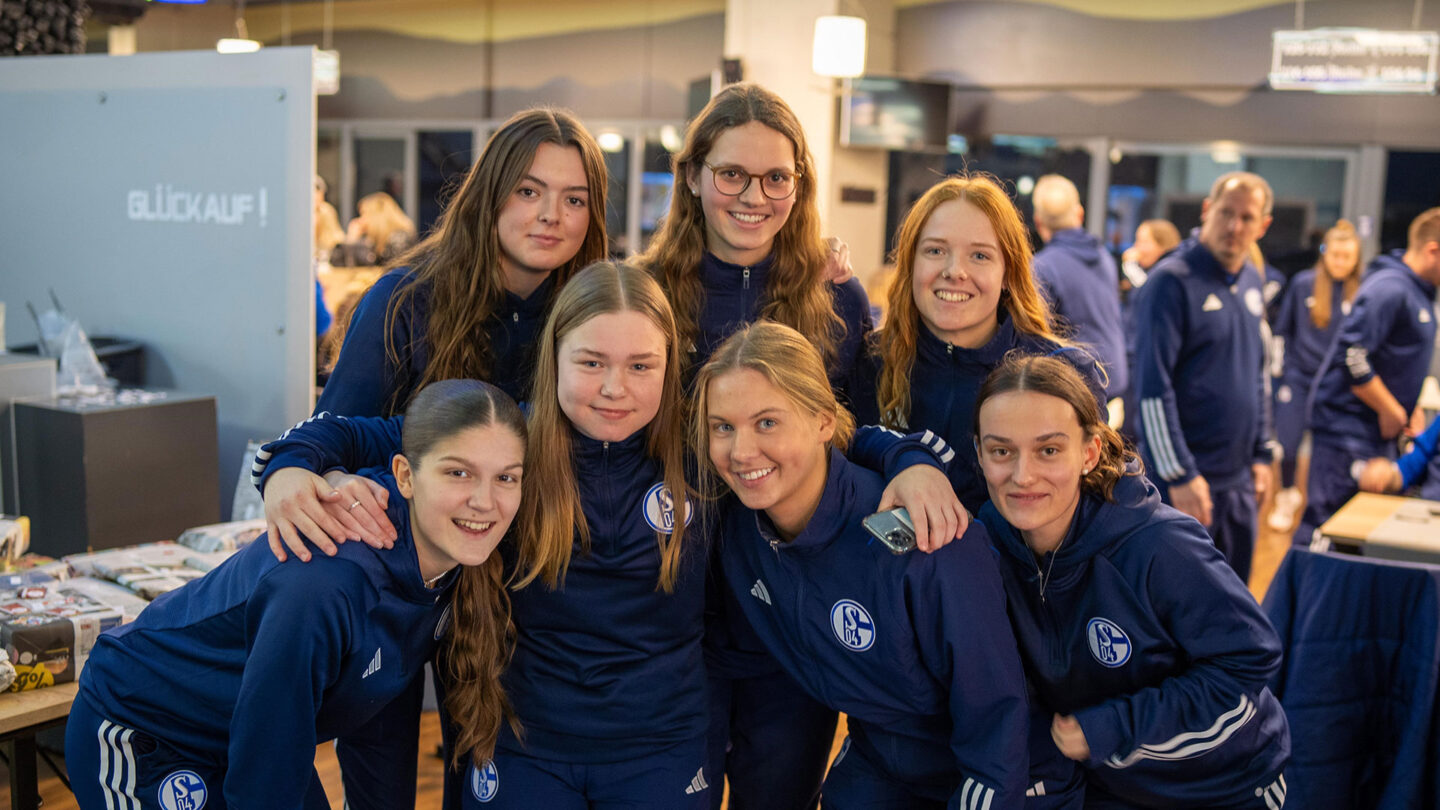 Stimmungsvolle Weihnachtsfeier für die Schalker Seniorinnen und Juniorinnen