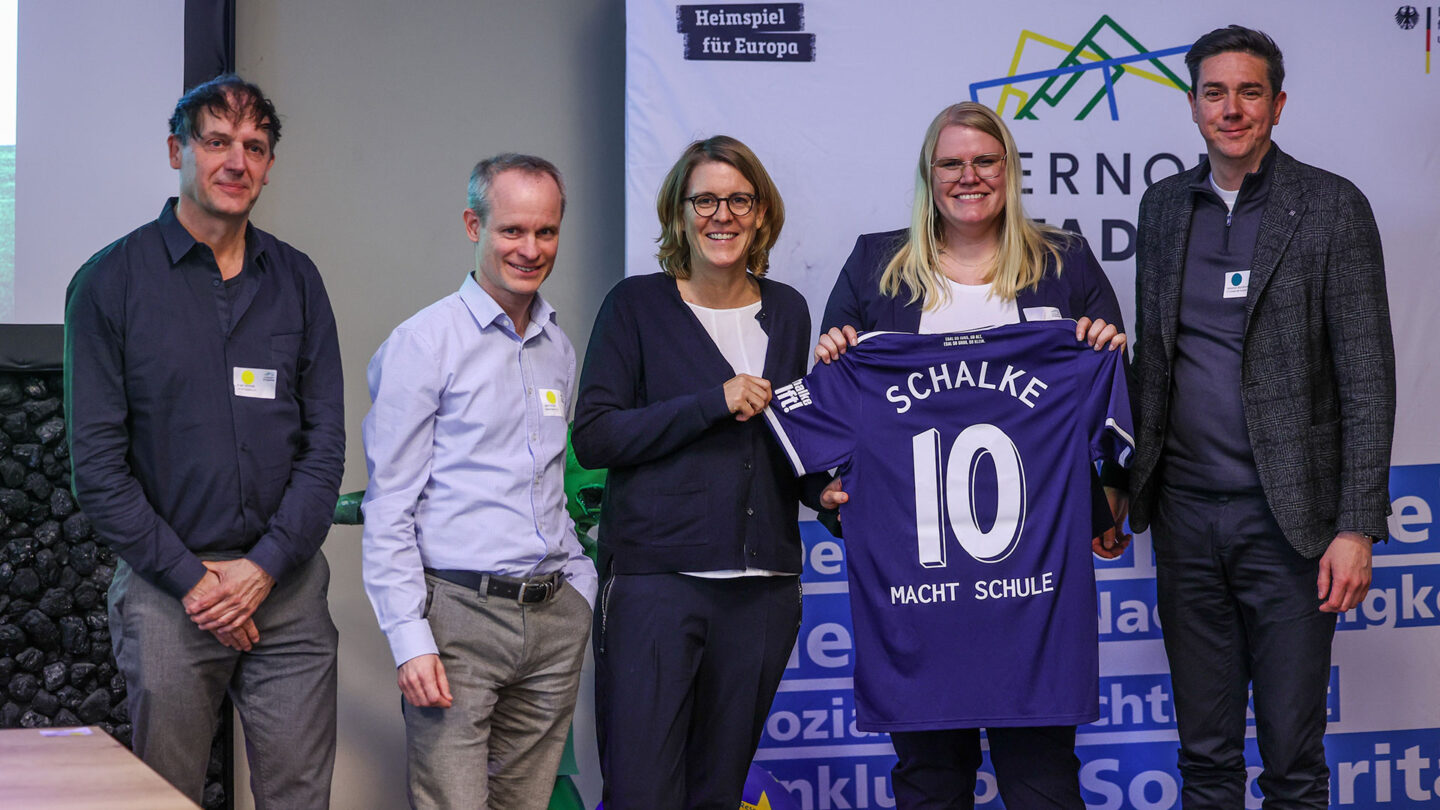 Schalke macht Schule: Blau-weißes Klassenzimmer feiert zehnjähriges Jubiläum