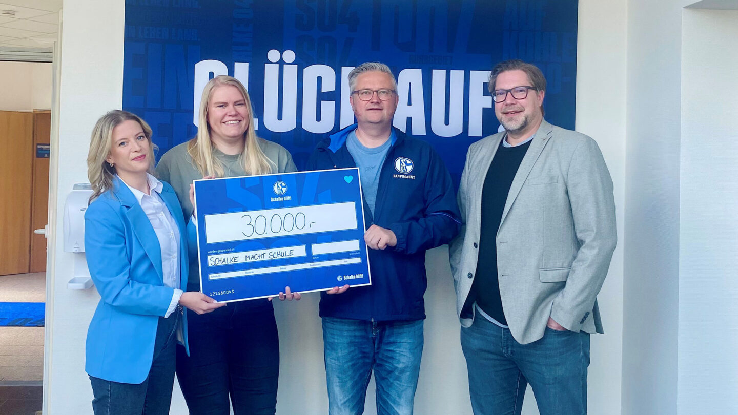 Schalke hilft! übergibt Spendencheck