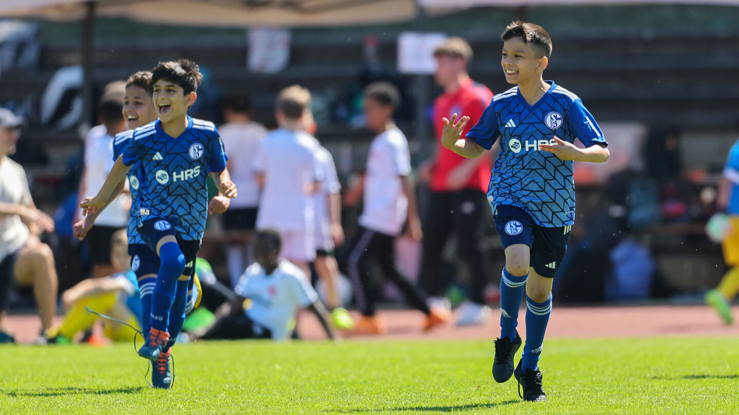 Schalker Regenbogenschule bei großem Abschlussturnier von „Fußball trifft Kultur“