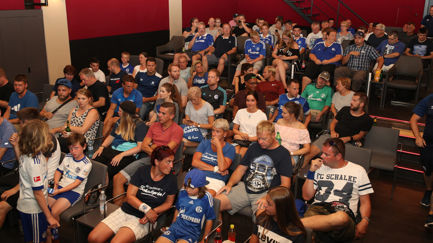 Schalke-Fans im Kino Mittersill
