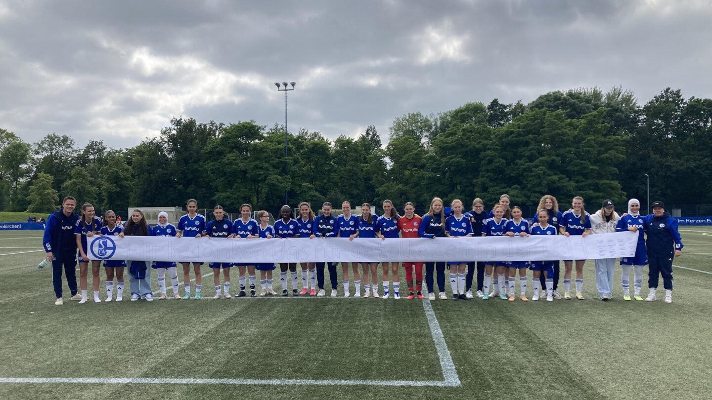 S04-Frauen: U17-Juniorinnen Siegerfoto nach Saisonabschluss gegen Vreden/Südlohn/Oeding