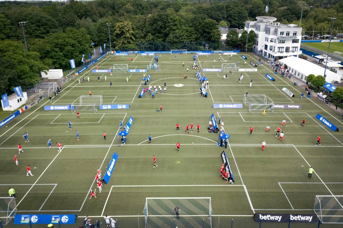 Luftaufnahme des Spielfeldes beim SponsorCup auf Schalke