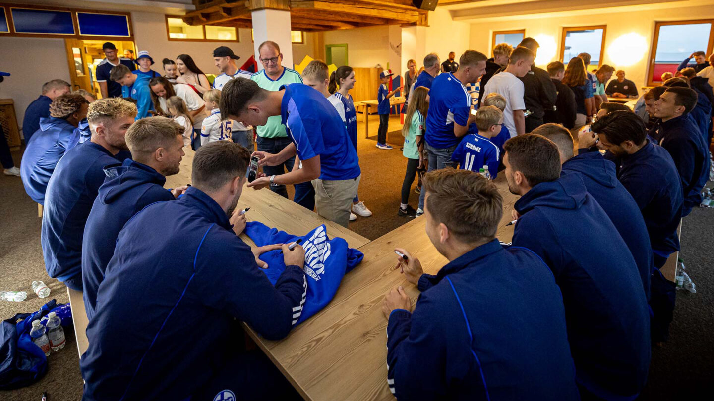 Autogrammstunde bei der Blau-Weißen Nacht