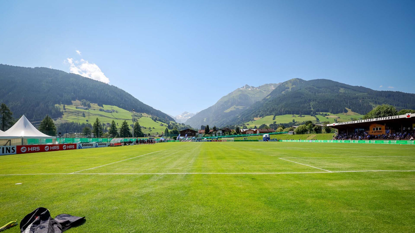 blick übers Mittersiller Stadion Richtung Felbertauern