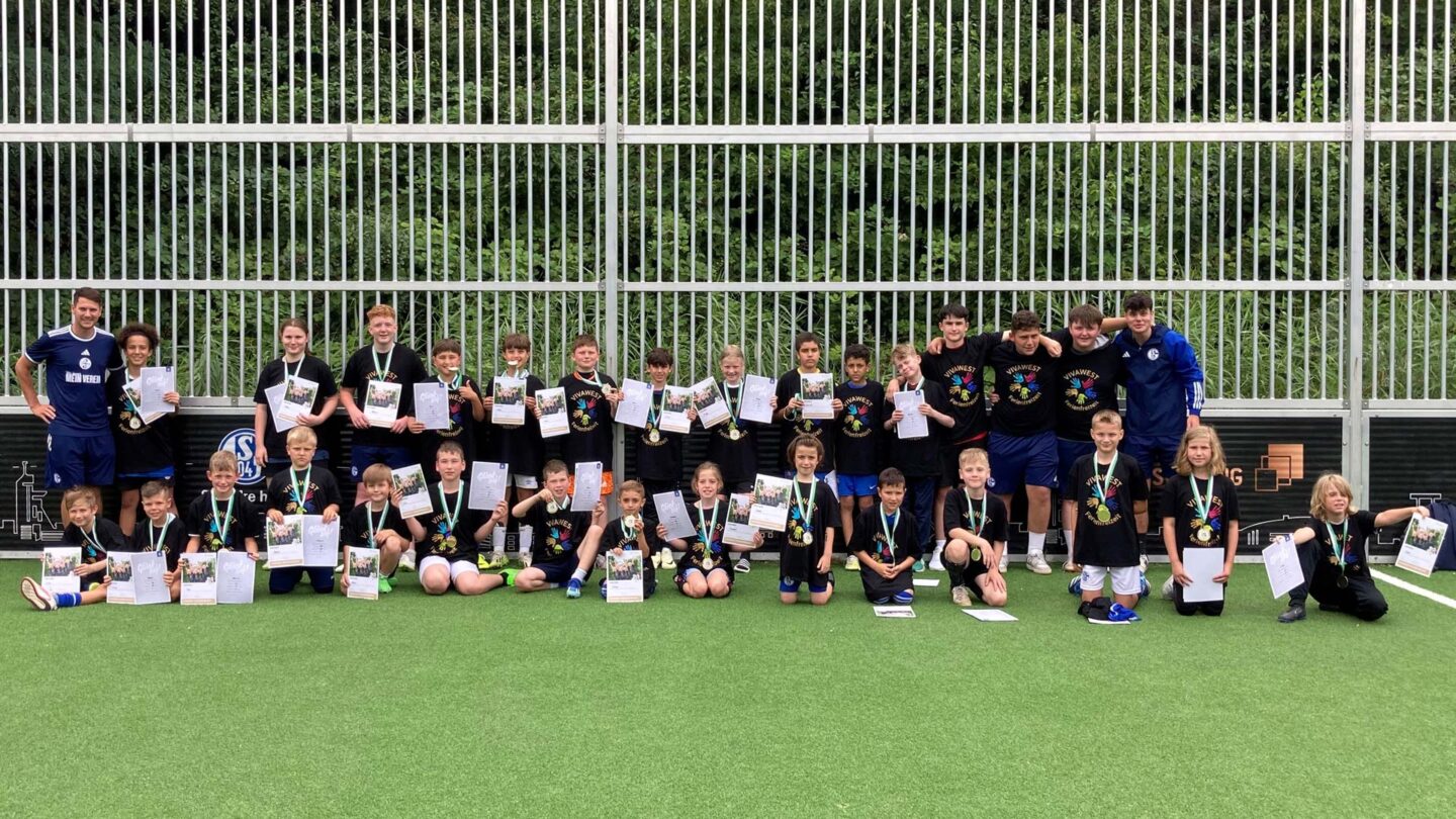 Gruppenbild der Kids des Fußballcamps auf dem Bolzplatz Hugo.