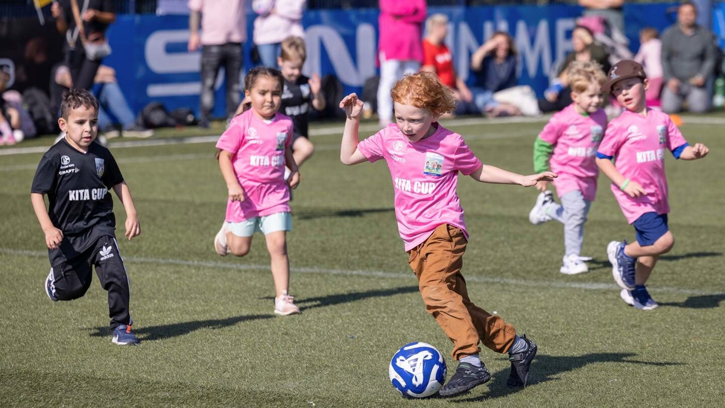 2024-09 Kita-Cup Kind dribbelt mit Ball am Fuß