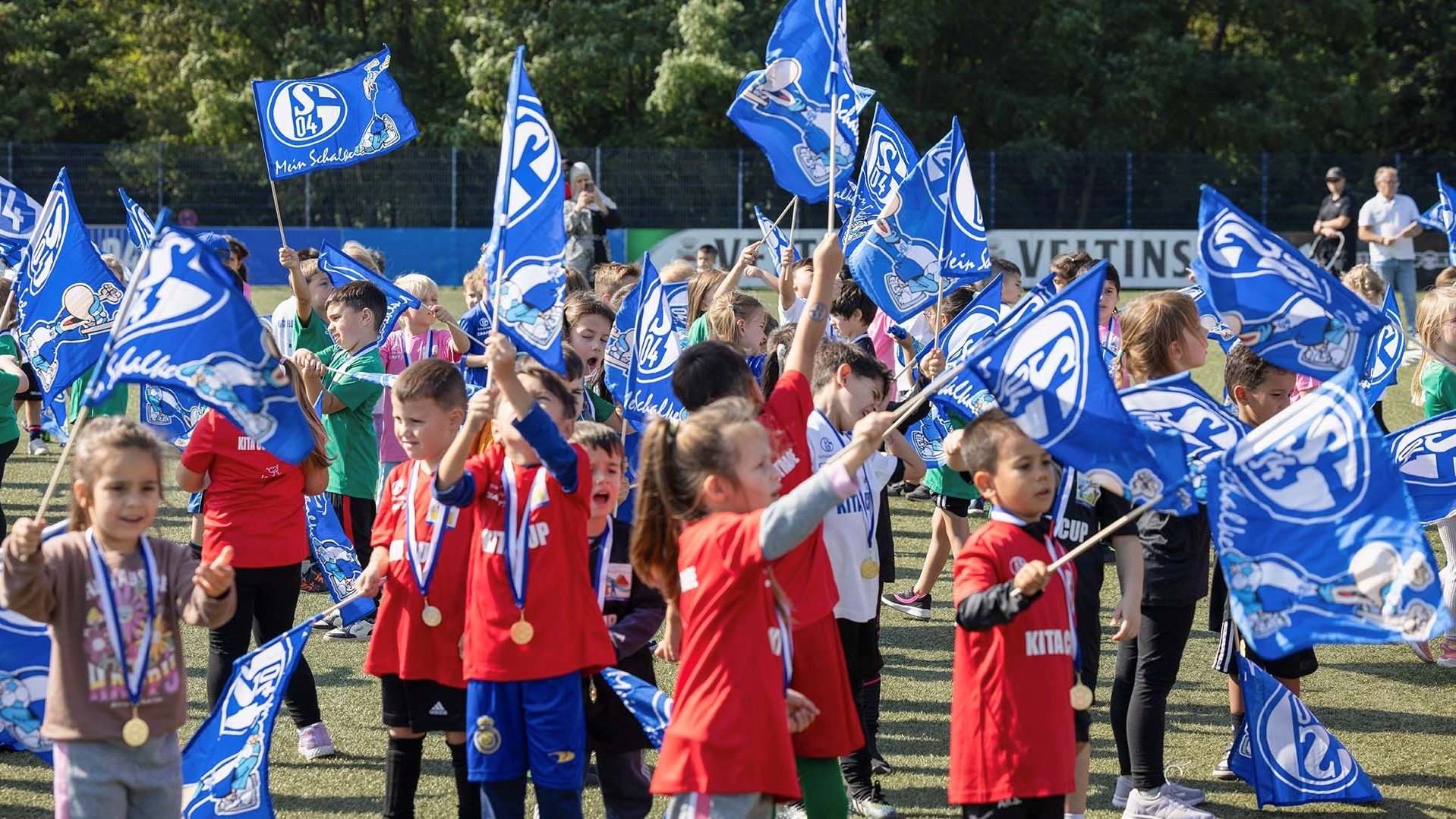 2024-09 Kita-Cup Kinder wehen Schalke-Fahnen