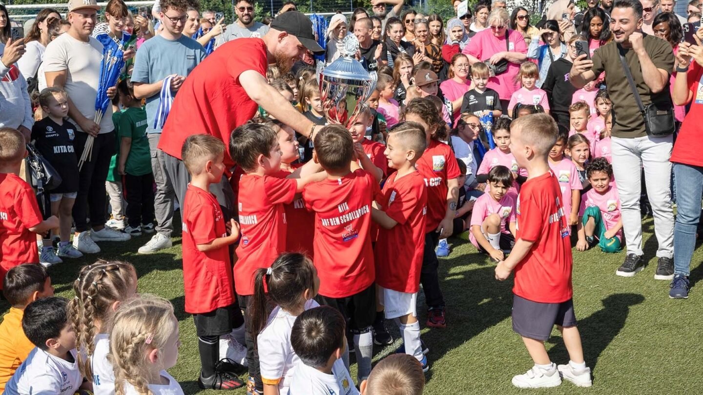 2024-09 Kita-Cup Turniersieger hebt Pokal hoch