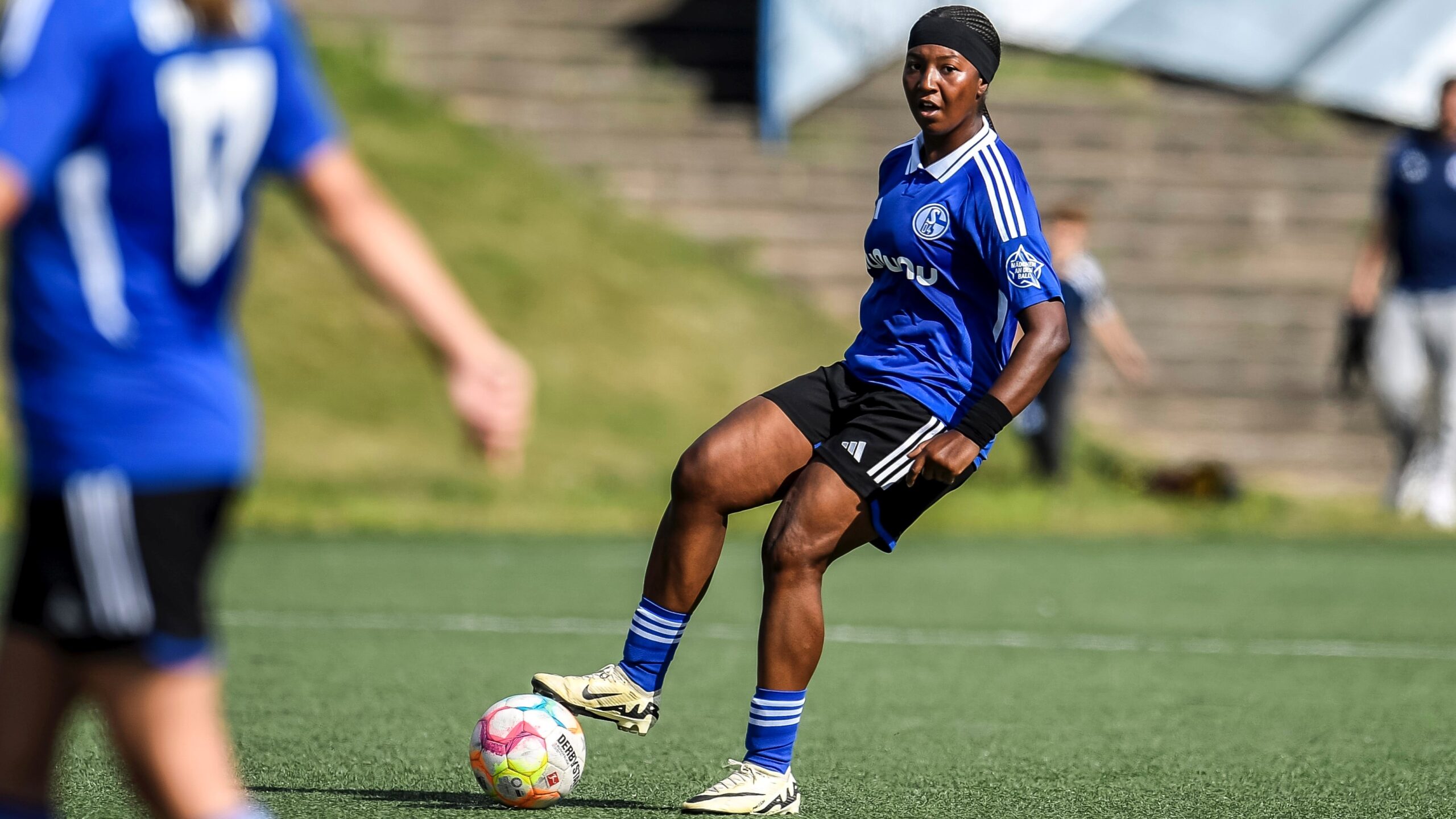 Barakissa Coulibaly aus Team mit Ball am Fuß