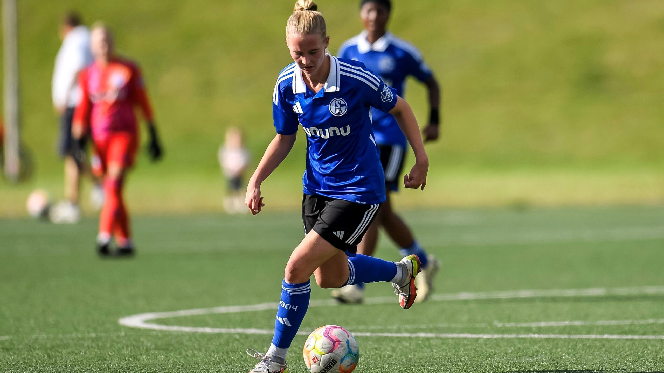 Laura Schulte beim Dribbling im Spiel gegen SVKT 07 Minden