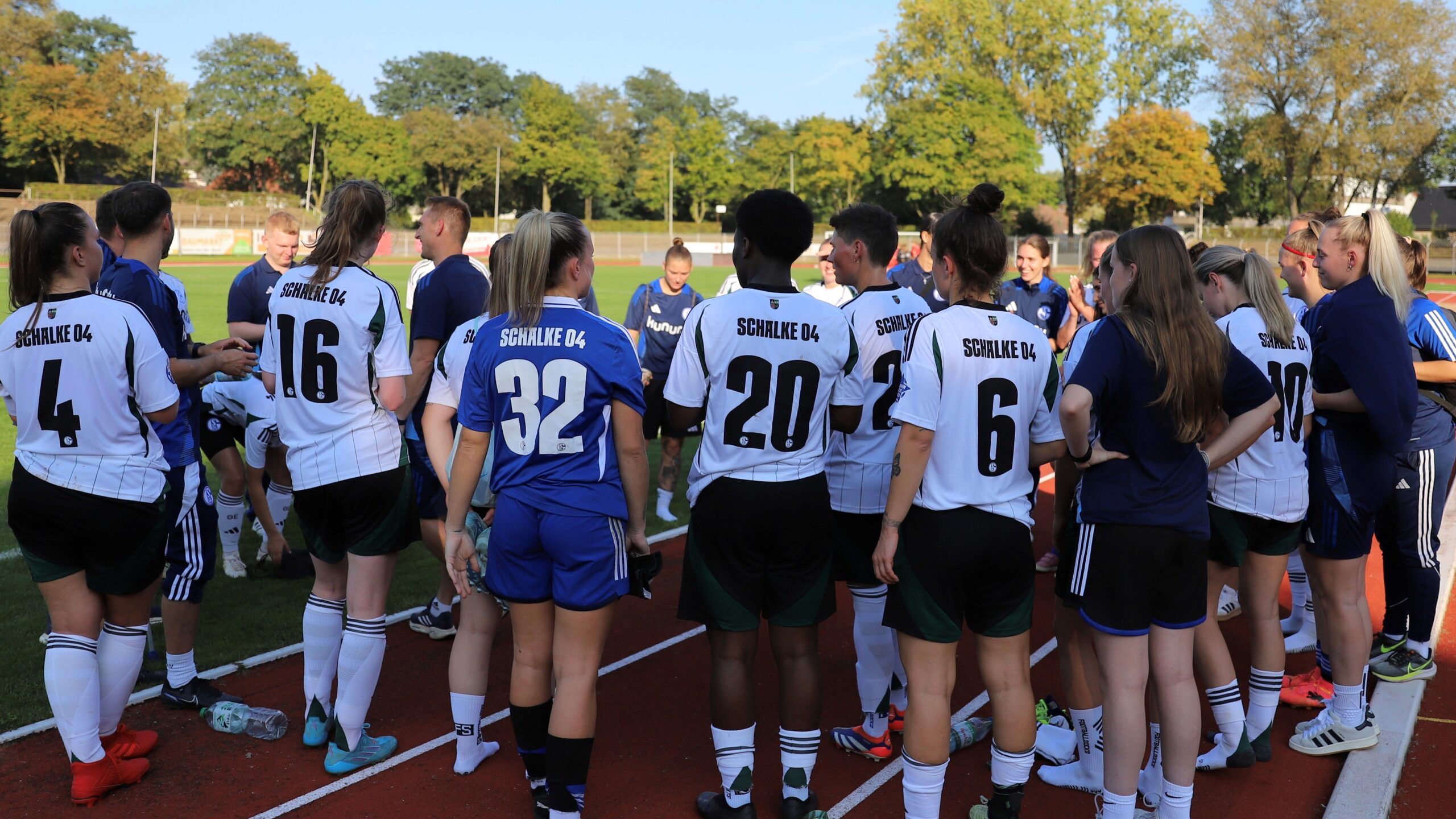 Mannschaftskreis von Team I nach Sieg in Herford