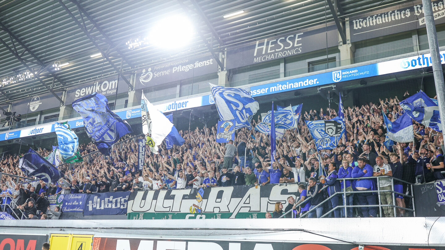 S04-Fans im Gästeblock