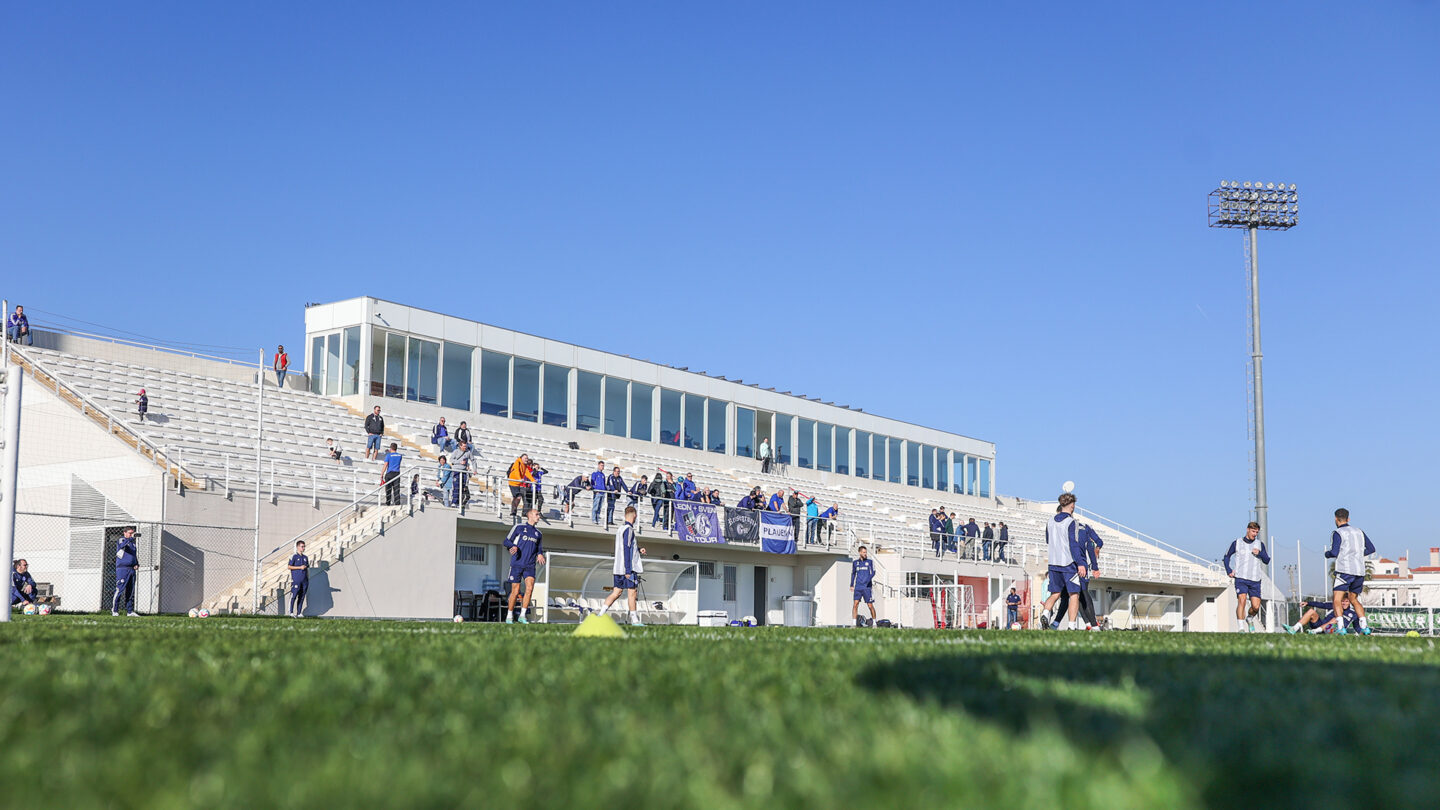 Tribüne des Trainingsplatzes in Belek mit zuschauenden Fans
