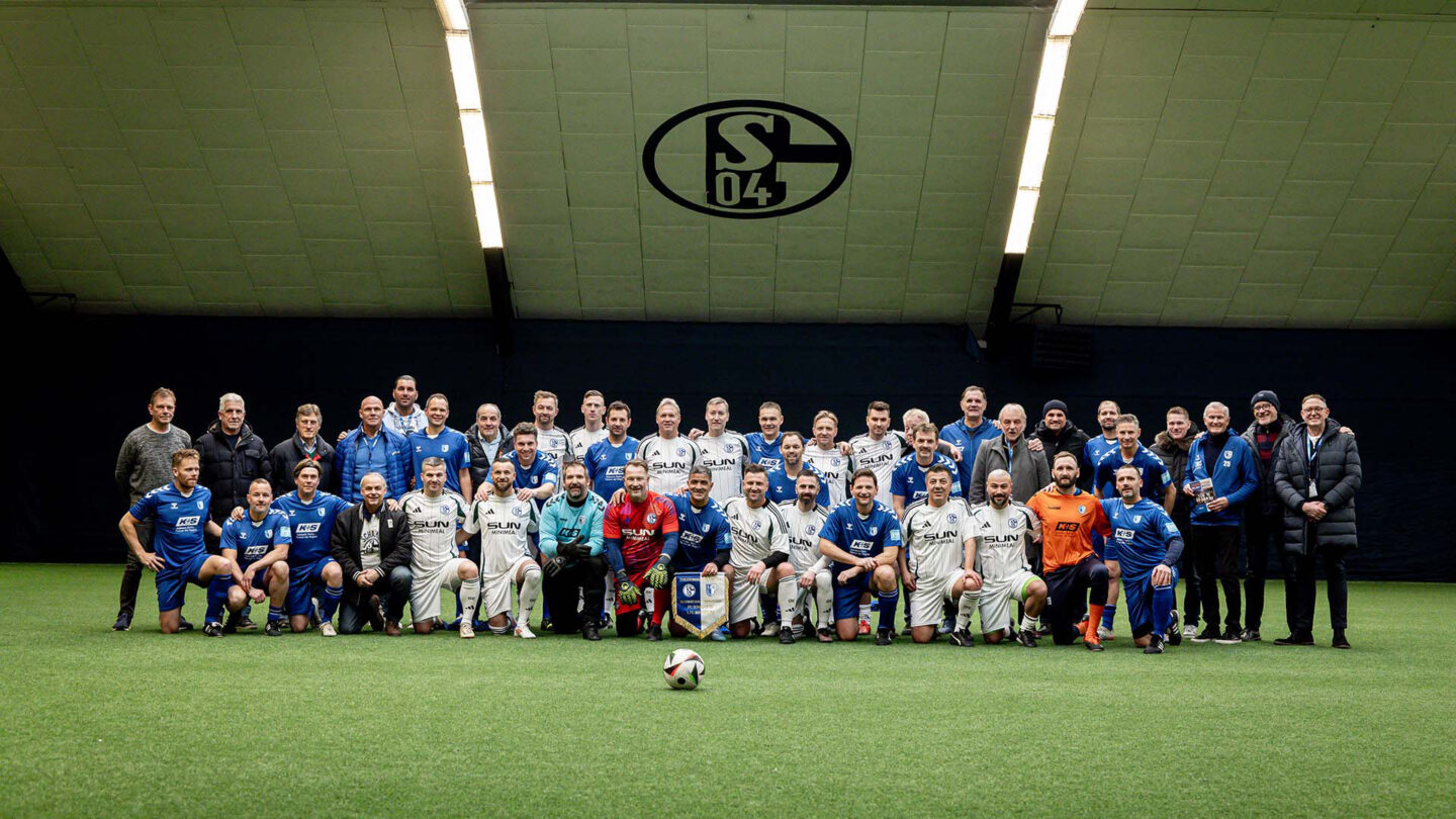 Gemeinsames Mannschaftsfoto beider Teams