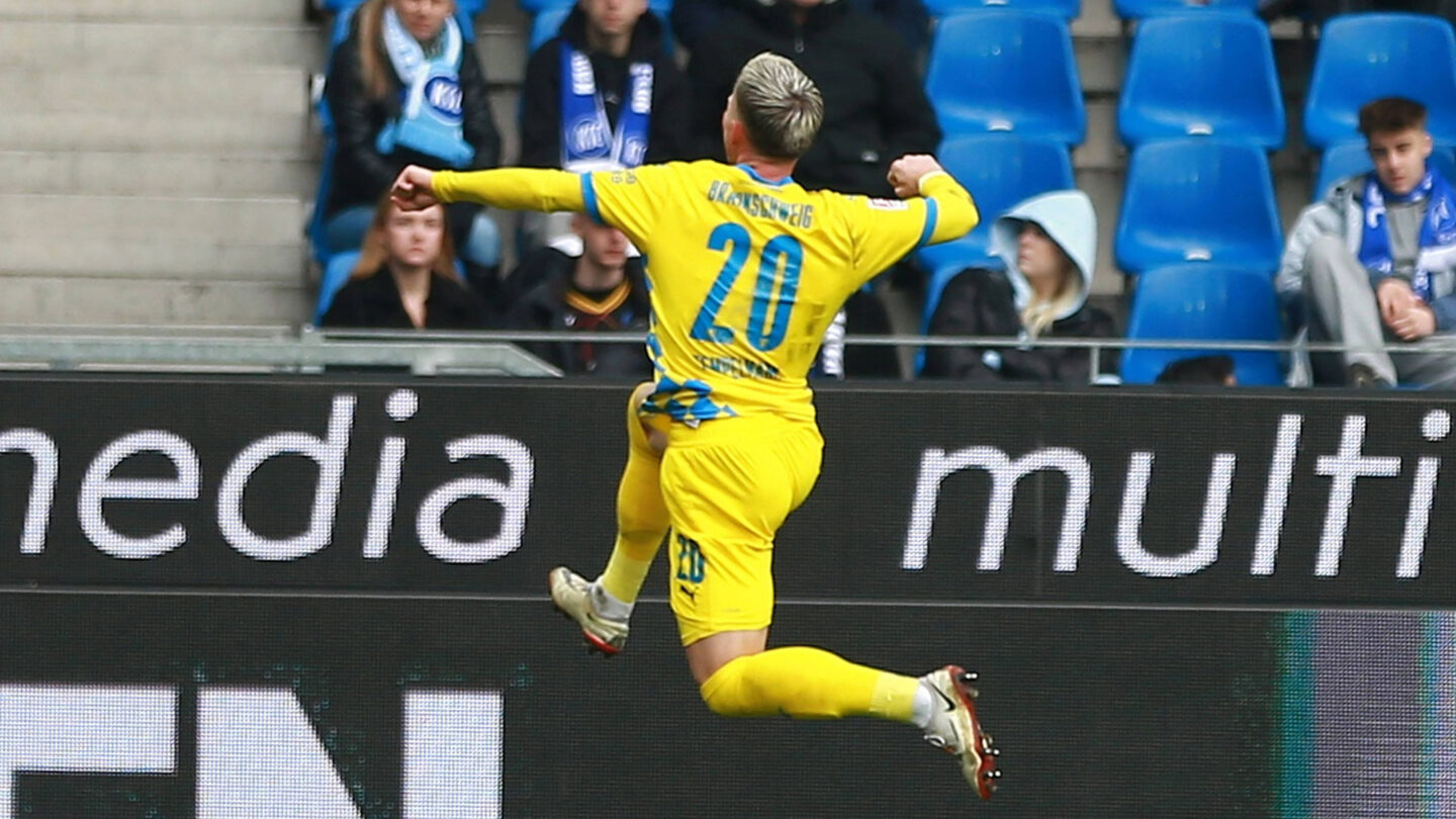 Lino Tempelmann jubelt nach seinem Treffer gegen den KSC.
