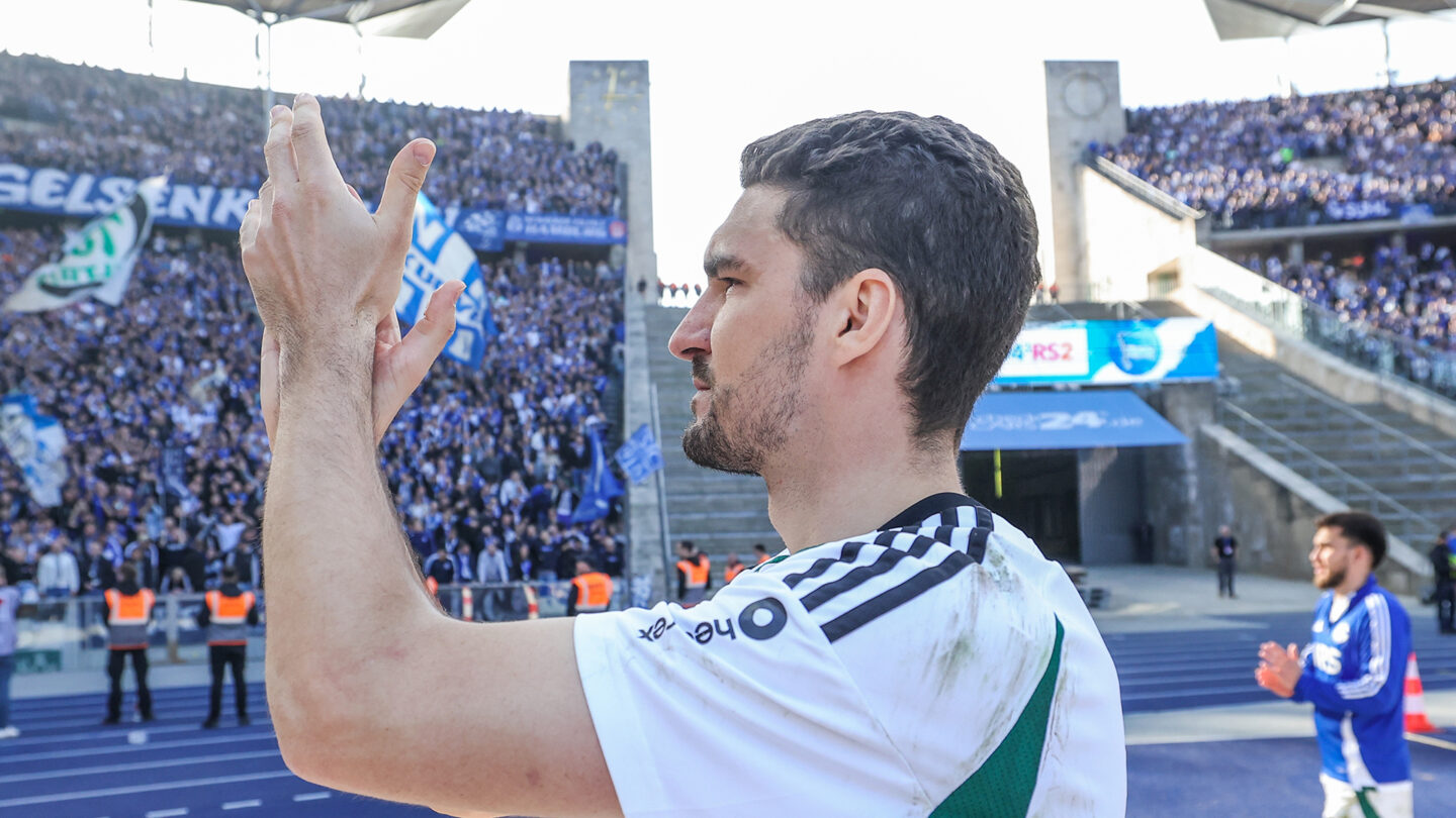 Marcin Kaminski applaudiert den mitgereisten Fans.