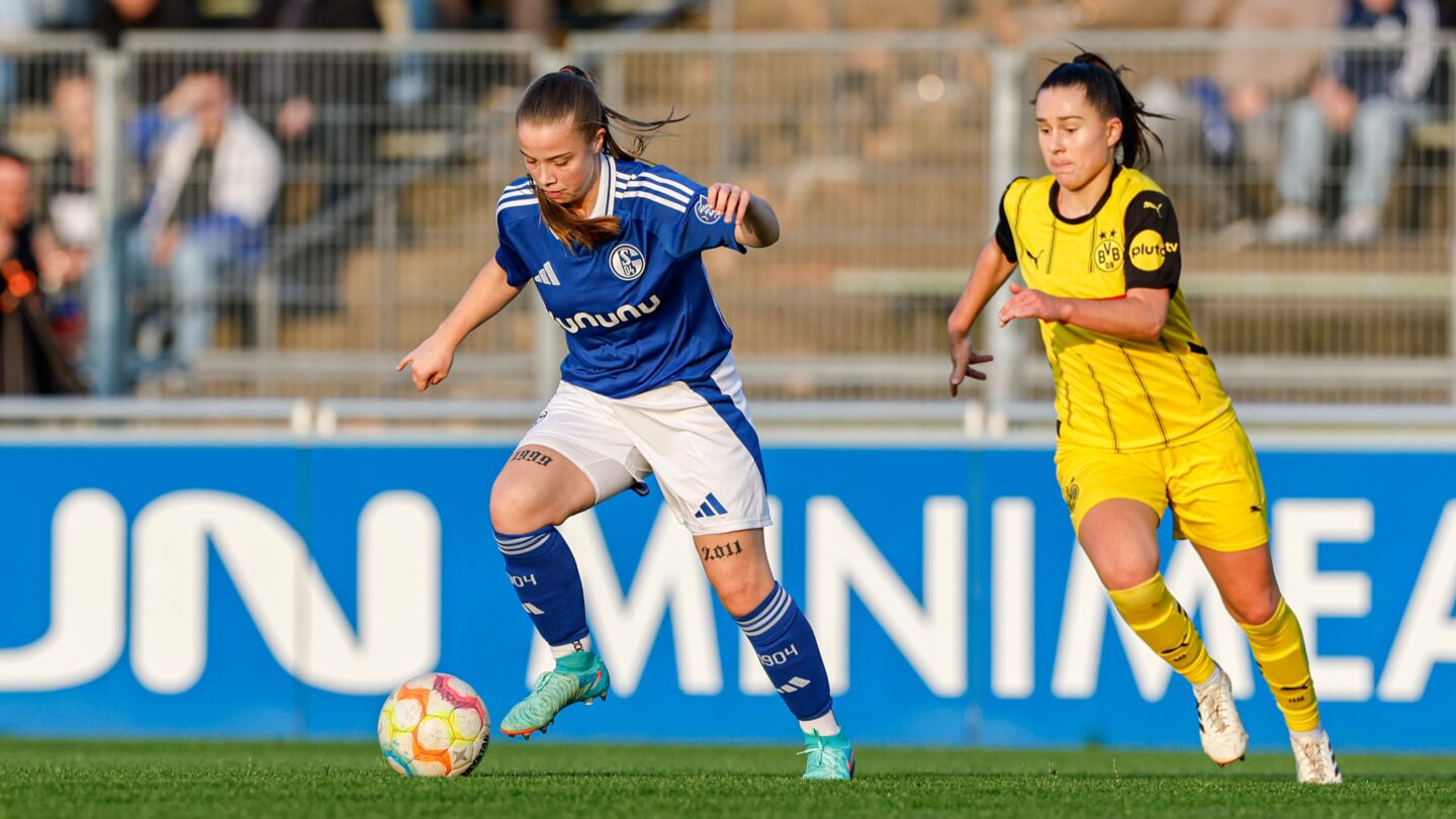 Celina Jürgens, mit dem Ball am Fuß, wird verfolgt von einer BVB-Spielerin