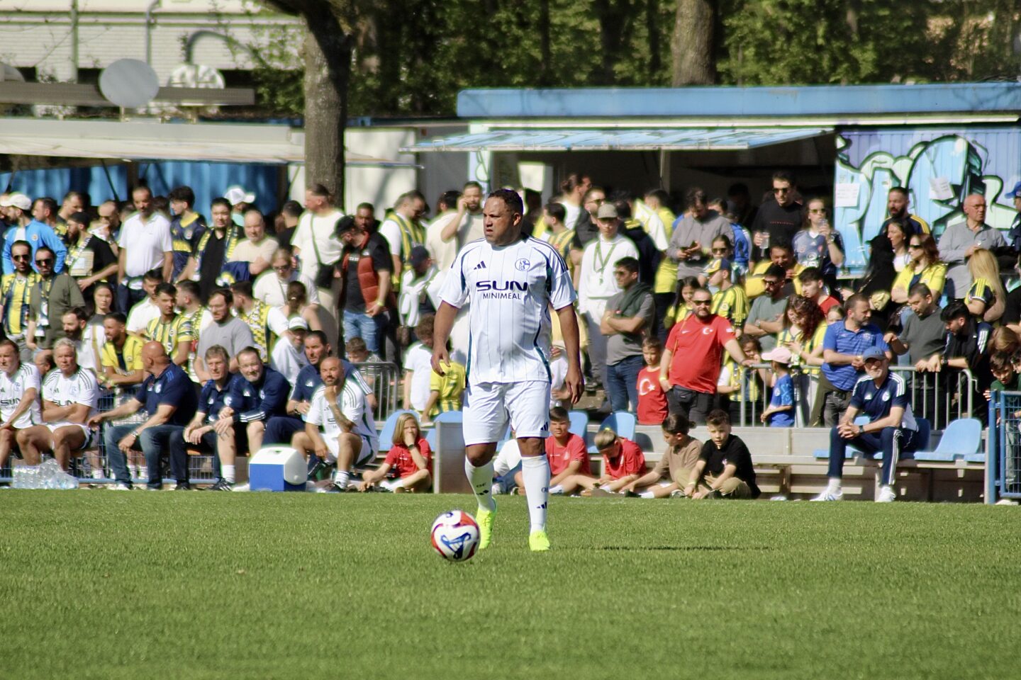 Ailton beim Spiel mit der S04-Traditionself