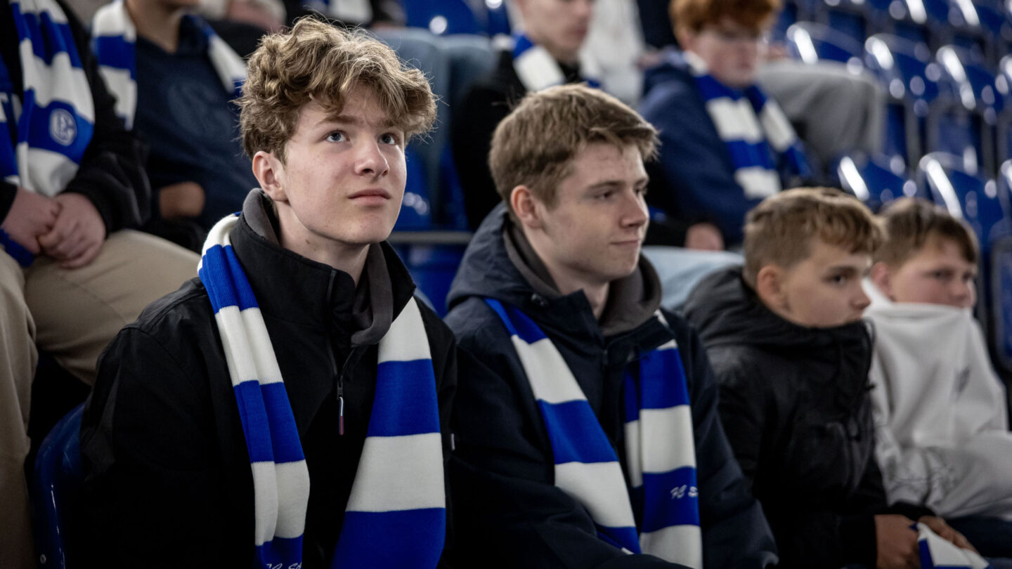 Schalke-Fans bei der Nachtführung durch die Arena.