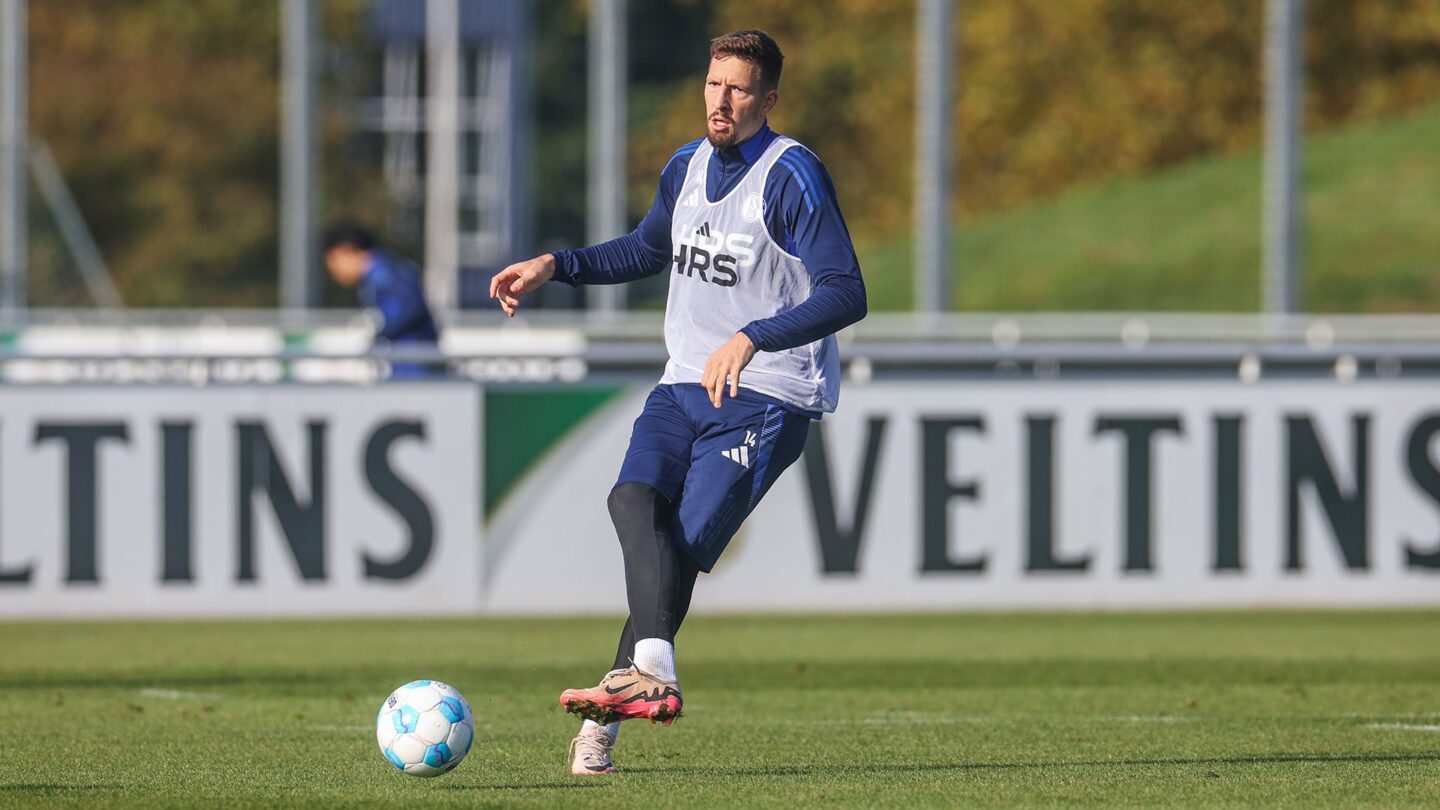 Janik Bachmann im Training des FC Schalke 04.