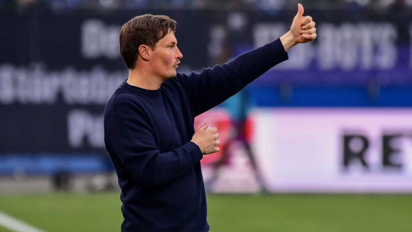 Merlin Polzin, Trainer des Hamburger SV, hebt den Daumen.