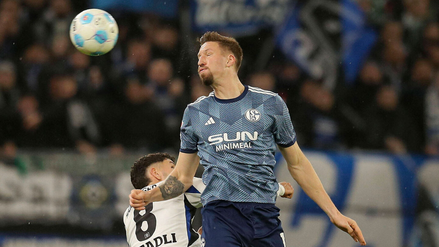 Janik Bachmann im Kopfballduell gegen den HSV