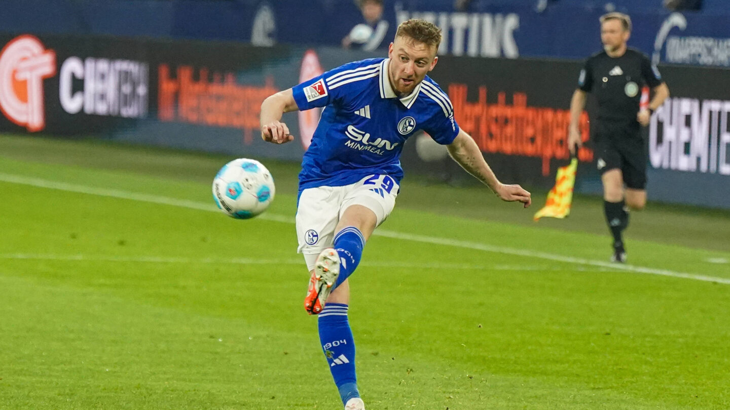 Tobias Mohr flankt den Ball