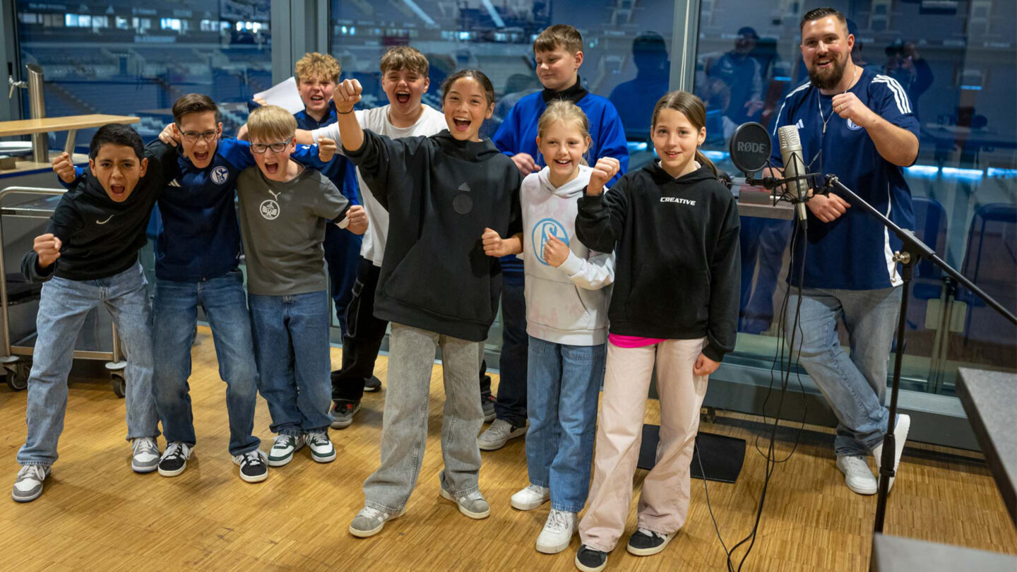 Die teilnehmenden Kids mit Rapper SEBA beim Songwriting-Workshop.