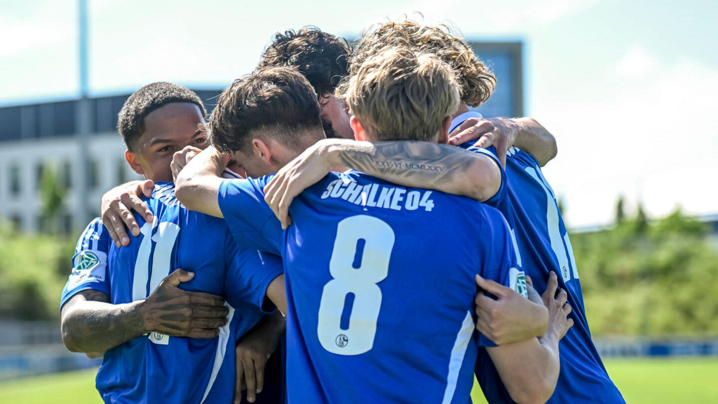 Die U19 jubelt nach dem Führungstreffer gegen Fortuna Düsseldorf.