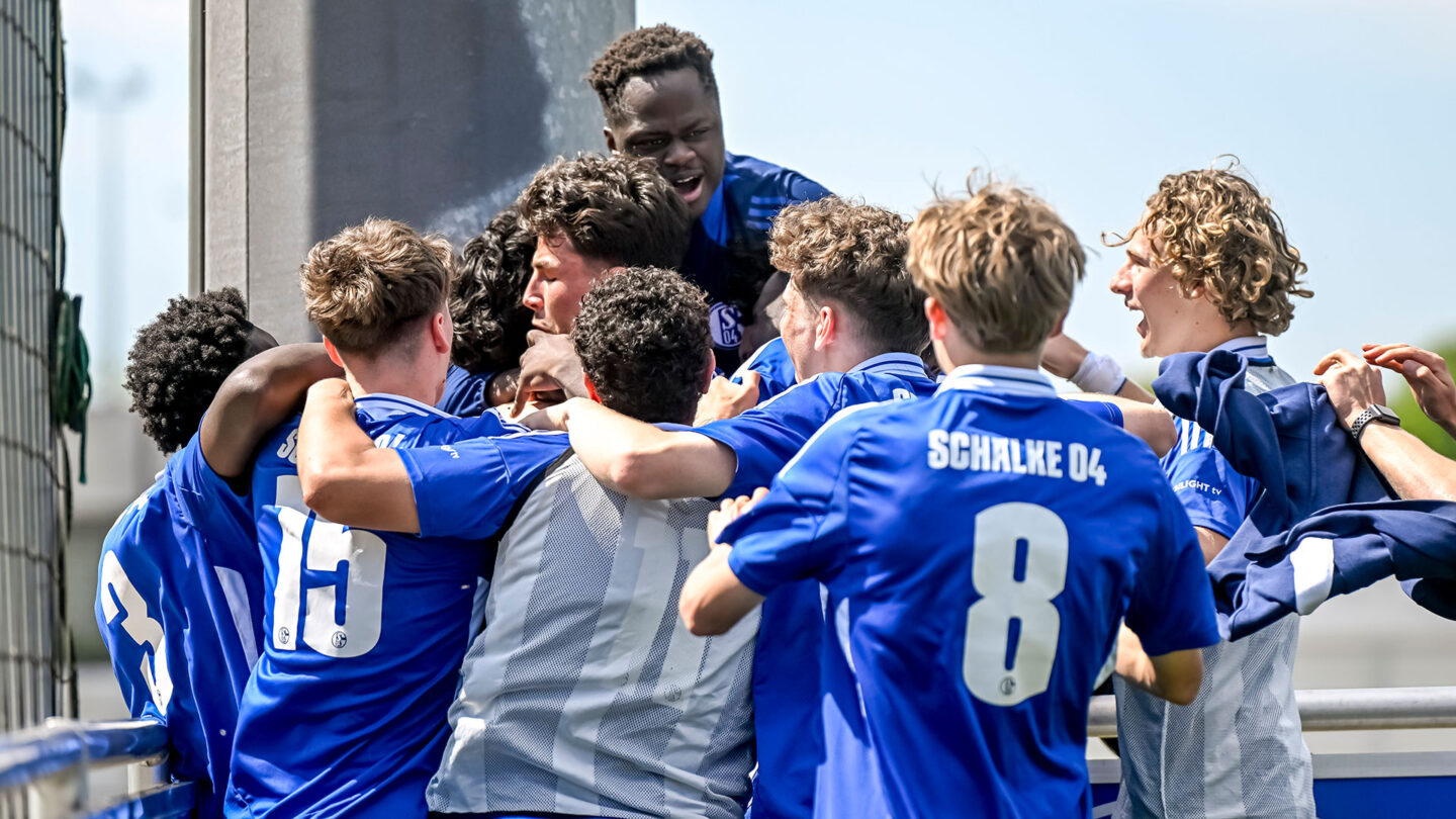 Die U19 jubelt über den Siegtreffer gegen Düsseldorf