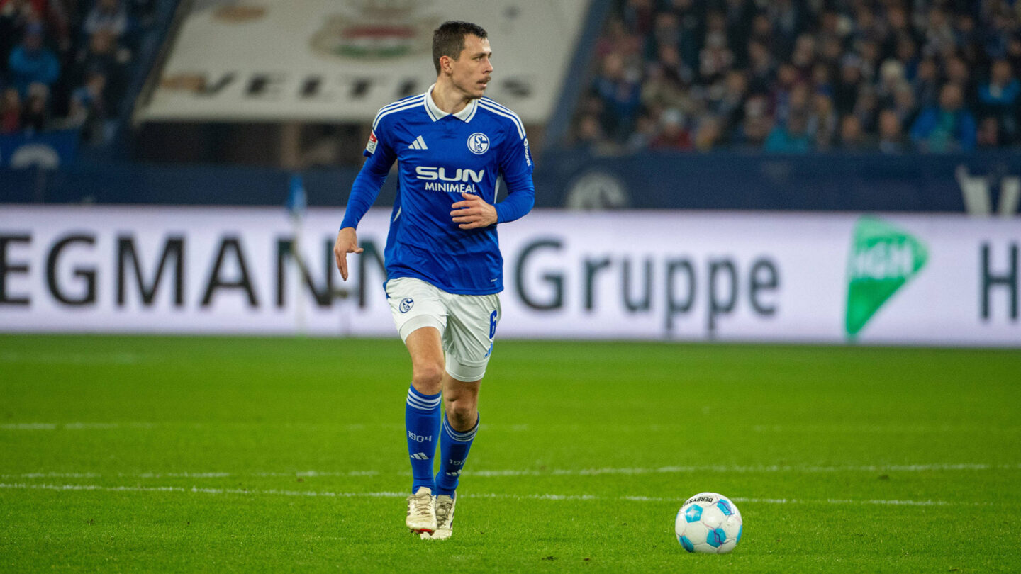 Ron Schallenberg führt den Ball am Fuß bei einem Heimspiel auf Schalke.