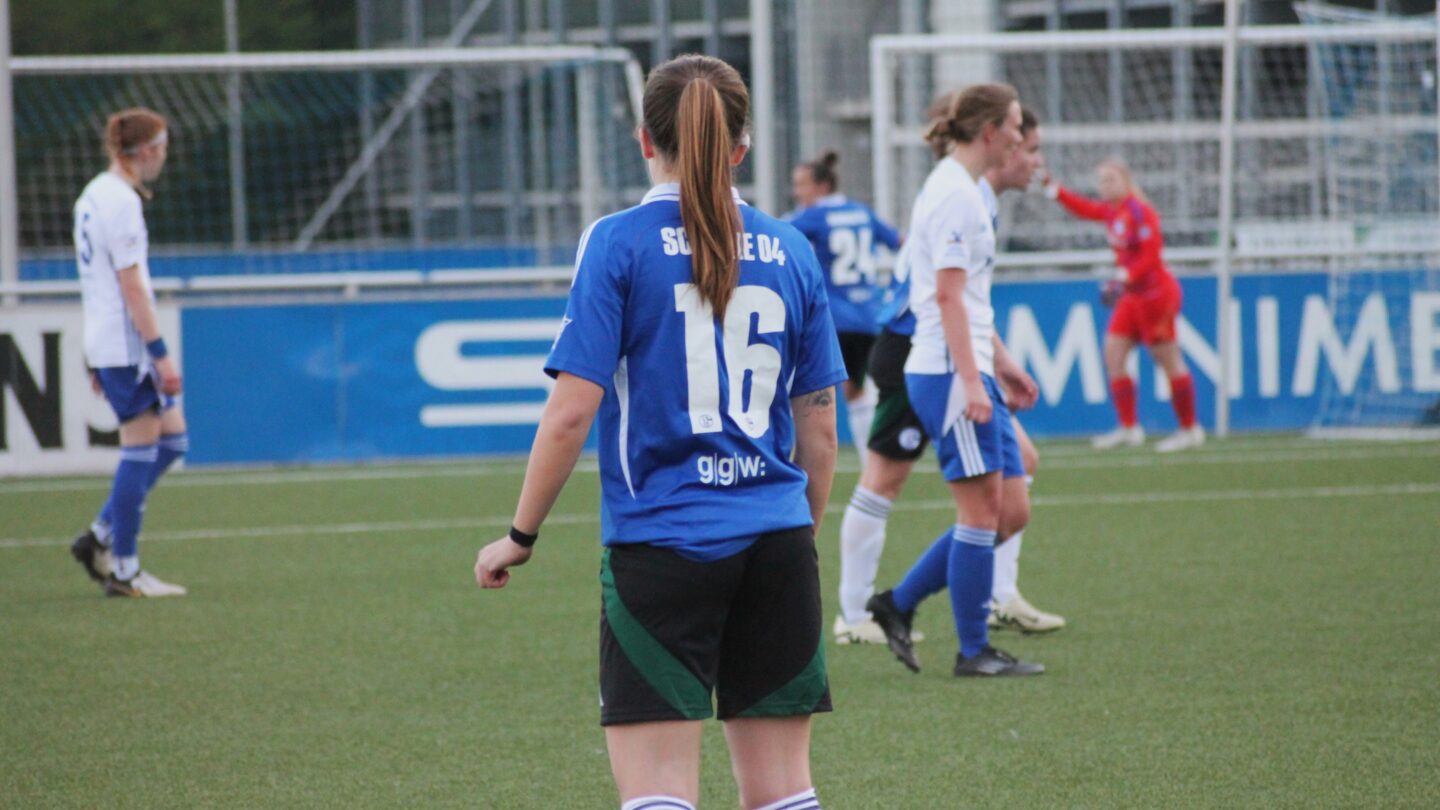 Spielerin aus Team 2 blickt Richtung Tor