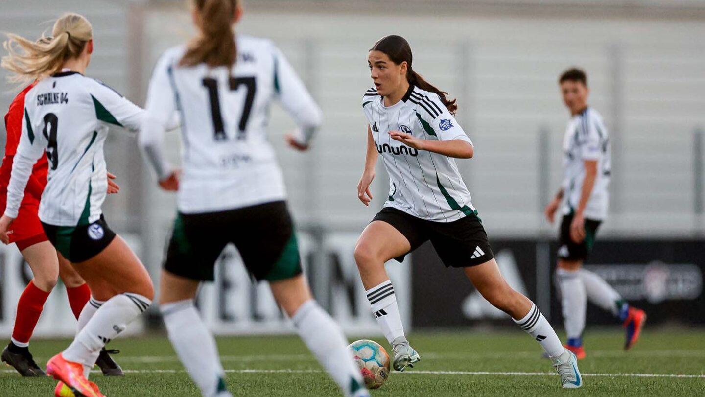 Dana Salic aus Team 1 dribbelt den Ball