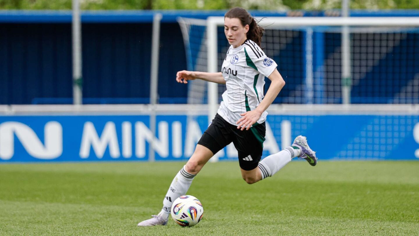 Carolin Mai aus Team 1 mit dem Ball am Fuß