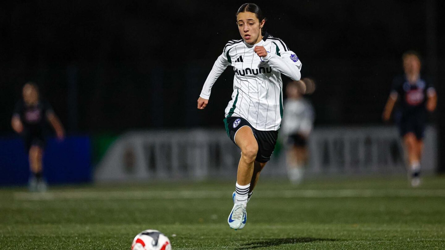 U17-Spielerin rennt und schaut auf den Ball.