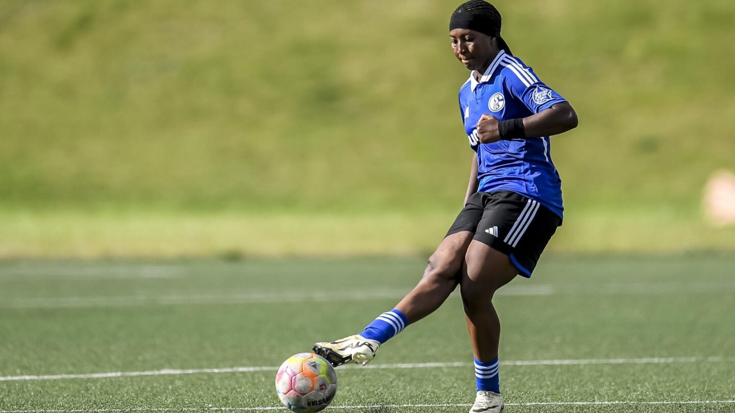 Spielerin von Team I passt den Ball