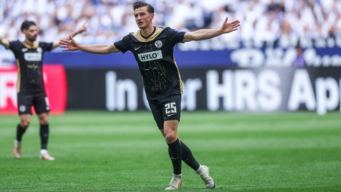Lukas Petkov jubelt nach seinem Treffer zum 1:0.