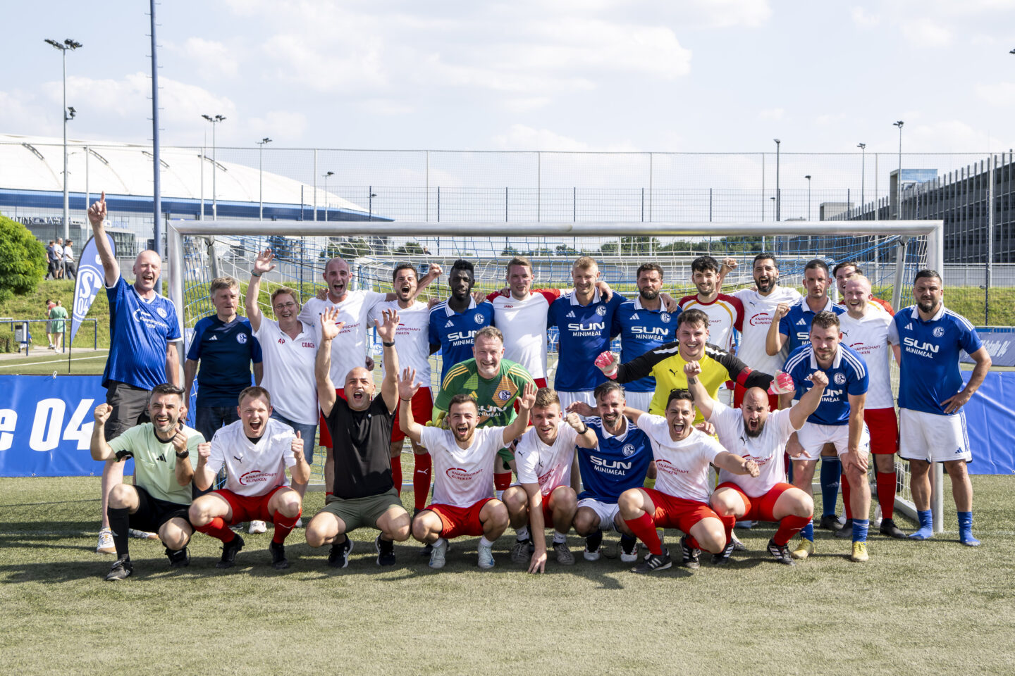 Das Siegeteam Knappschaft Kliniken posiert mit der Schalker Traditionself