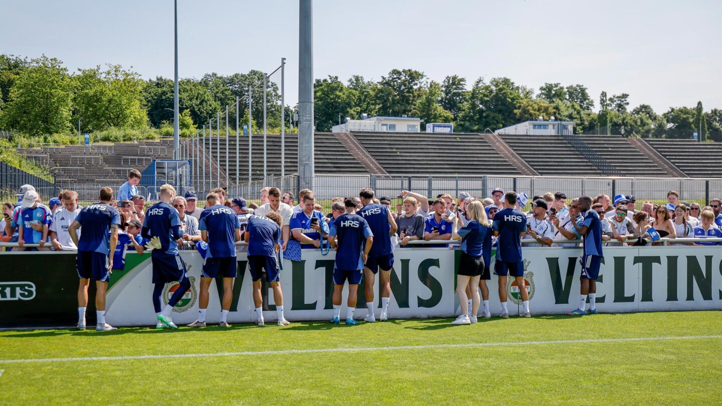 Trainingsauftakt Autogrammeschreiben