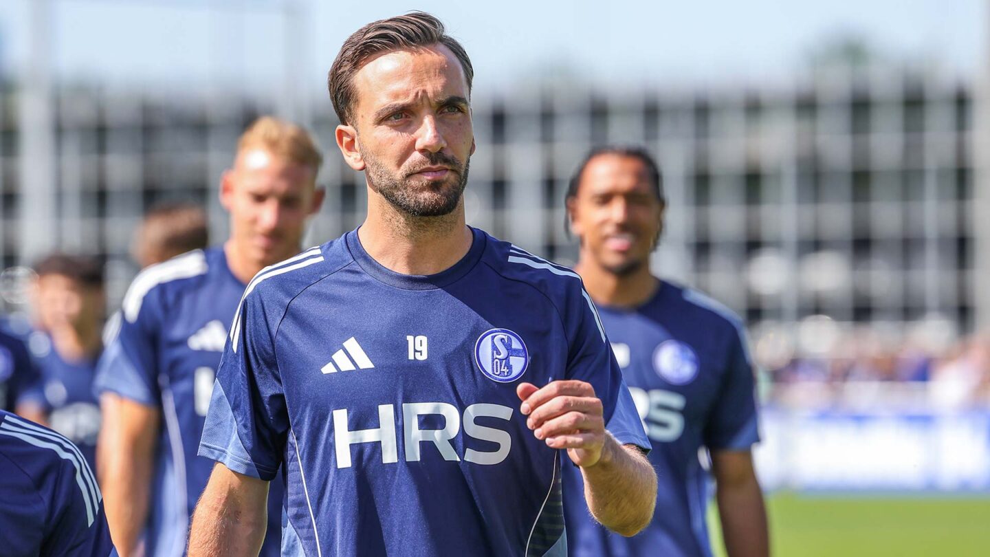 Kenan Karaman geht vom Trainingsplatz und blickt nachdenklich in die Ferne.
