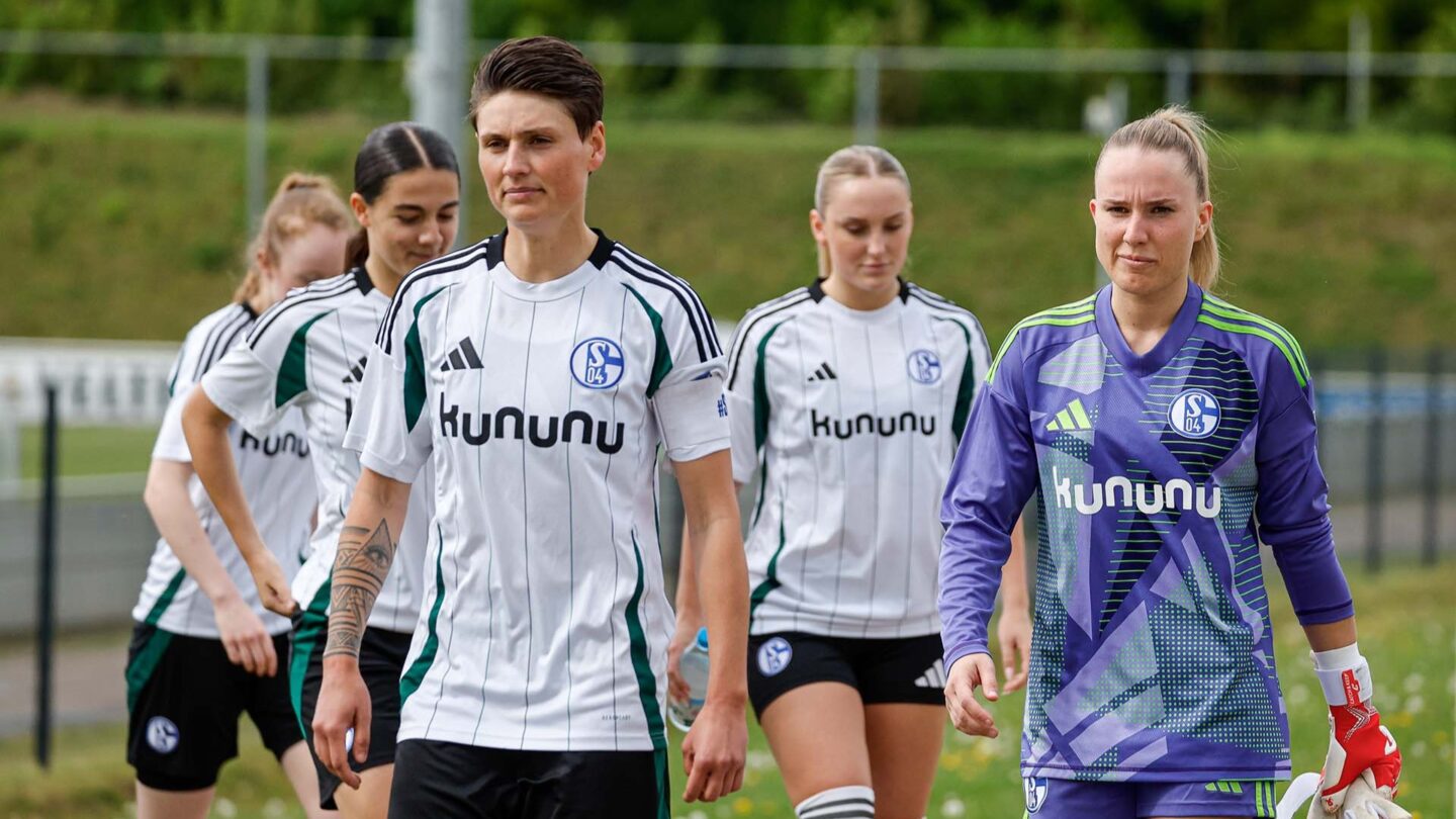 Spielerinnen von Team I laufen vom Platz