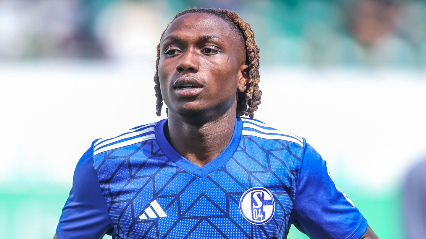 Emmanuel Gyamfi in S04 training shirt