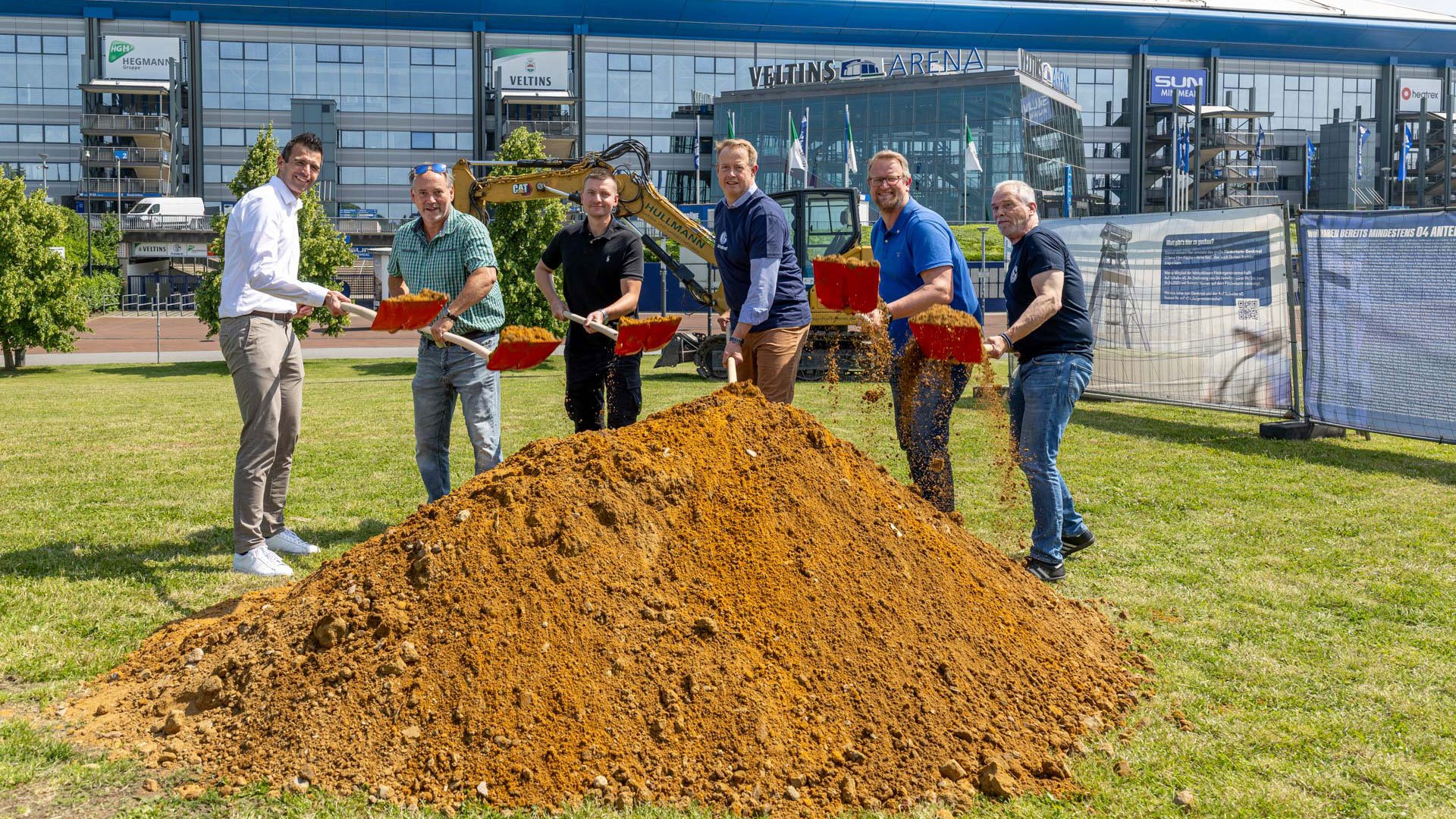 Auf Schalke eG: Spatenstich für das Förderturm-Denkmal