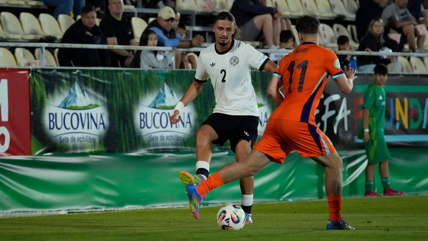 Taylan Bulut spielt im Trikot der U19-Nationalmannschaft einen Pass.