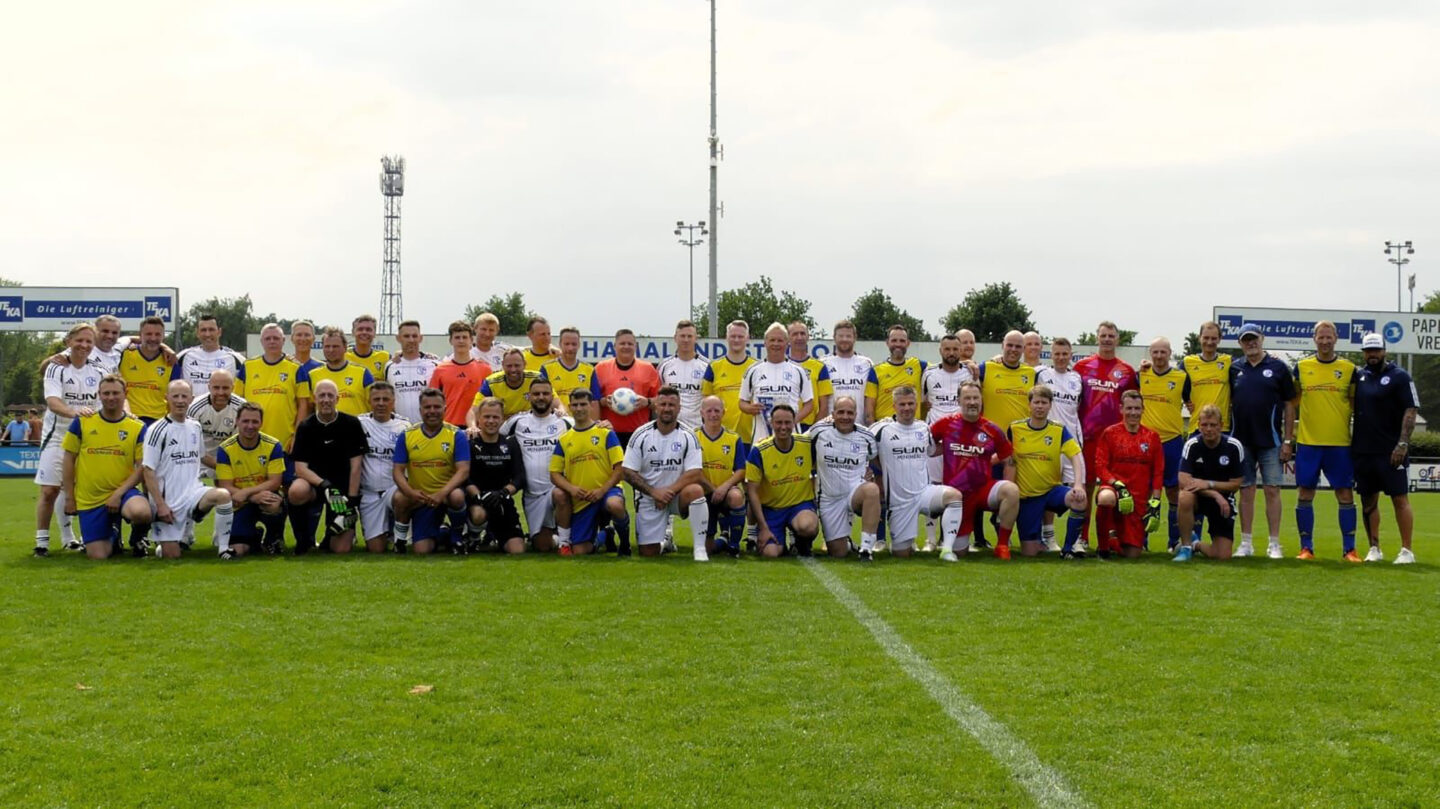 Gemeinsames Mannschaftsfoto beider Teams in Vreden
