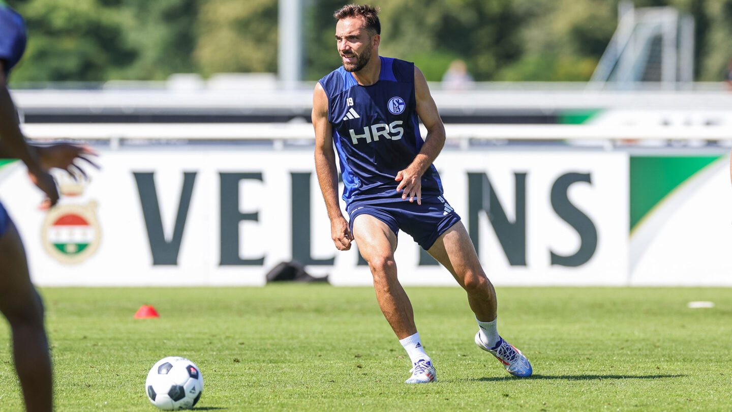 Kenan Karaman hat den Ball bm Schalke-Training im Blick